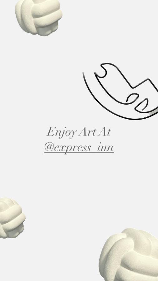 Pʼotʼi Express Inn מראה חיצוני תמונה